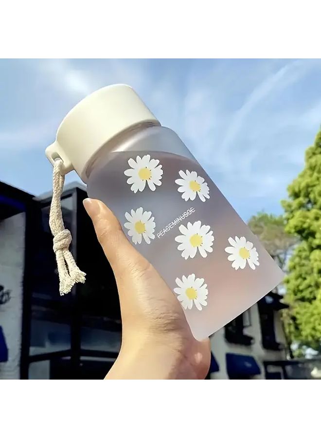 1 قطعة زجاجة ماء بلاستيكية معتمة مزينة بطبعة الإقحوان مع حمالة خالية من مادة BPA خفيفة الوزن ومتينة - Image 1